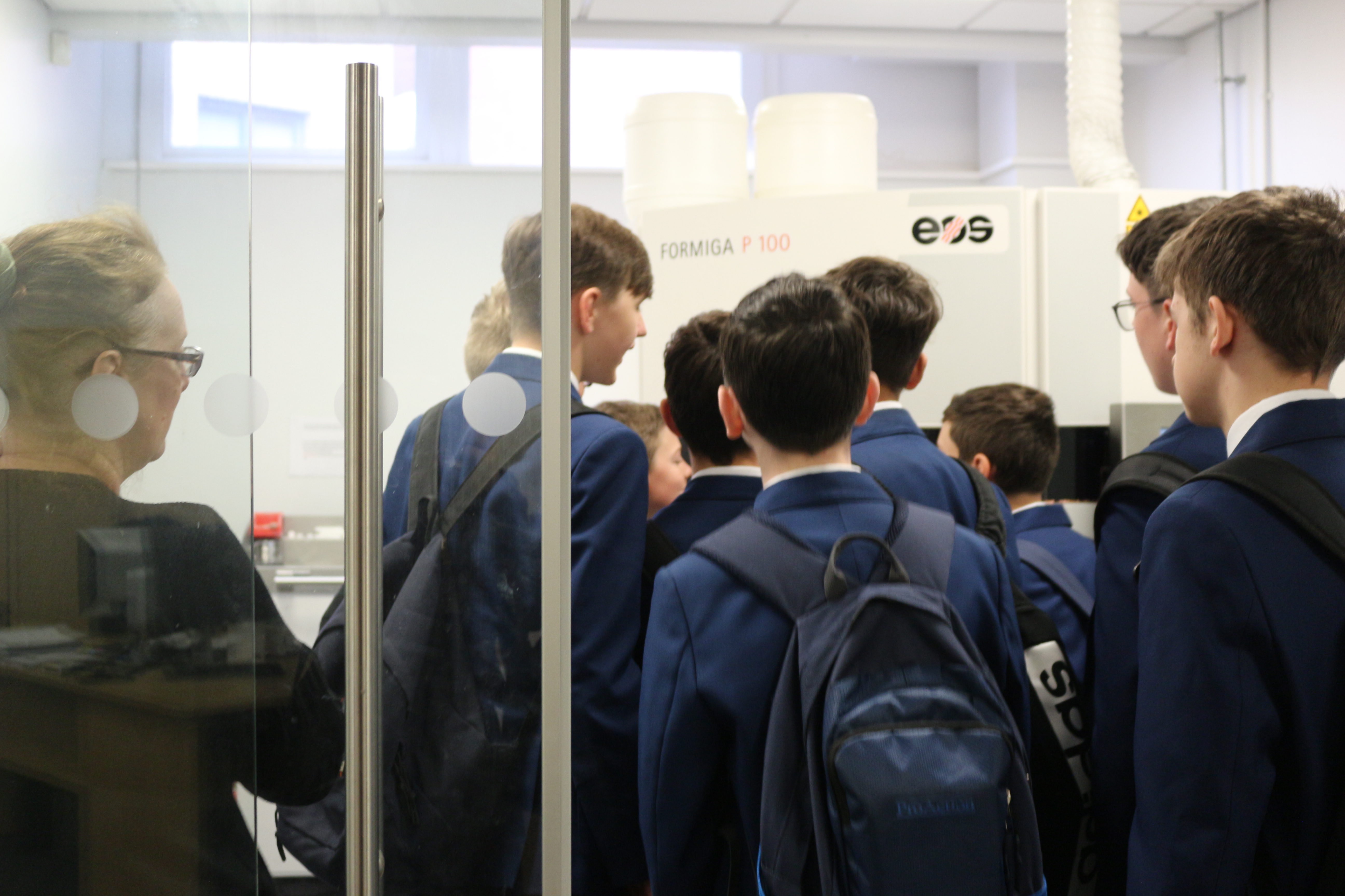 A group of Kirk Balk pupils in front of an additive manufacturing machine at The University of Sheffield, Department of Mechanical Engineering - A group of Kirk Balk pupils in front of an additive manufacturing machine at The University of Sheffield, Department of Mechanical Engineering